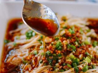 9、凉拌金针菇,淋上酱汁的金针菇突然就变得很诱人了。