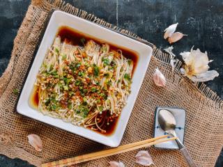 10、凉拌金针菇,让人食指大动。