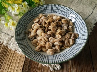 4、芹菜炒全贝干,浸泡好的全贝