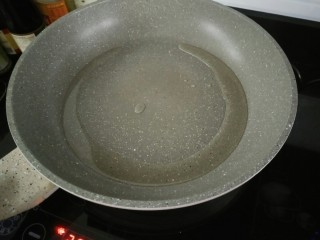 6、芹菜炒全贝干,热锅下油