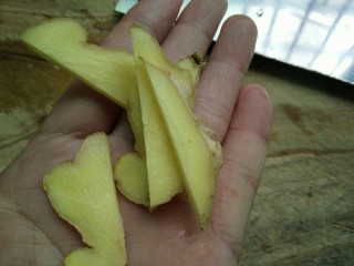 7、芹菜炒全贝干,切适量的姜片