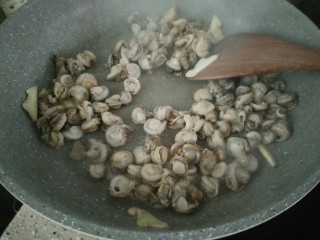 8、芹菜炒全贝干,放姜片和全贝一起下锅翻炒