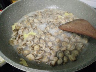 9、芹菜炒全贝干,放适量的料酒，水一起煮开