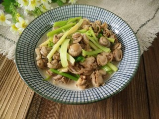 13、芹菜炒全贝干,味道鲜美，特别下饭