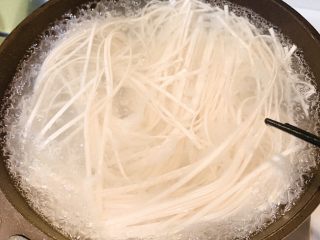 1、花生酱拌面,锅中水煮沸后，放入面条