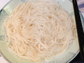 2、花生酱拌面,熟了后捞出沥干水、放入冷水里浸泡