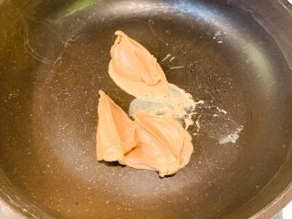 4、花生酱拌面,锅内小火，放入花生酱