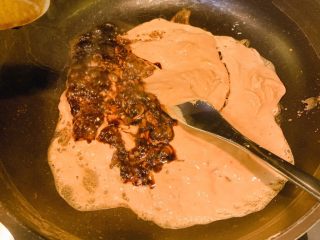 5、花生酱拌面,放入一勺酱油