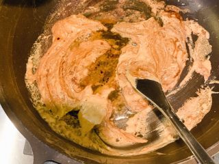 6、花生酱拌面,放入一勺芝麻香油