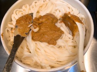 8、花生酱拌面,把面条沥干水，放入碗里，放入调好的花生酱