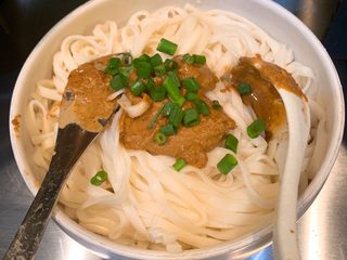9、花生酱拌面,撒上葱花，搅拌均匀即可食用