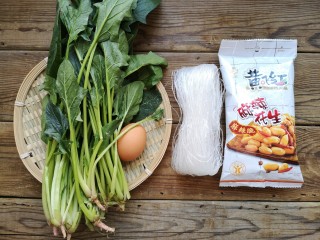 1、菠菜拌花生米,准备食材。
