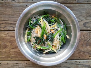 15、菠菜拌花生米,拌匀即可。