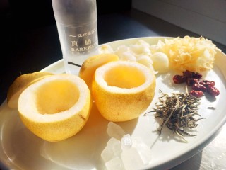 1、白豪银针炖雪梨,雪梨用刀切开  挖出梨心  取出多余的梨肉  备好料