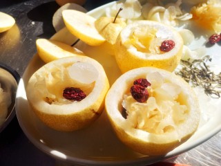 3、白豪银针炖雪梨,拿出蒸好的梨放矿泉水再次加盖和保鲜膜蒸40分钟即可