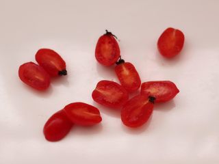 3、鸡胸肉时蔬沙拉,水果番茄用刀一切两半。