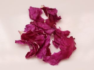 4、鸡胸肉时蔬沙拉,紫甘蓝洗净后，用手撕成碎片。