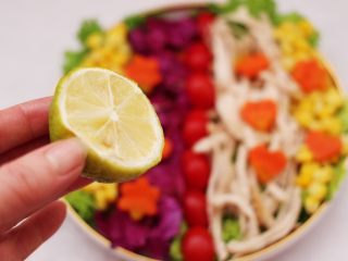 11、鸡胸肉时蔬沙拉,这个时候挤上柠檬汁。