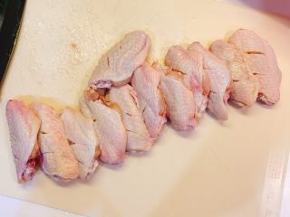 1、香酥椒盐鸡翅,鸡翅洗干净沥干，正面划开2刀，背面划开1刀