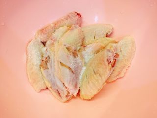 2、香酥椒盐鸡翅,加入4勺盐，抓均匀，腌制30分钟