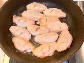 4、香酥椒盐鸡翅,中小火放入鸡翅
