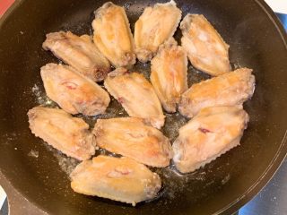 5、香酥椒盐鸡翅,翻转一面，双面均匀翻转多次，用筷子插一下鸡翅中间，轻松插入代表可以出锅了，出锅后撒上椒盐粉