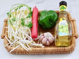 1、超过瘾好吃的酸辣银丝,首先备齐所有的食材，绿豆芽去根去杂质。