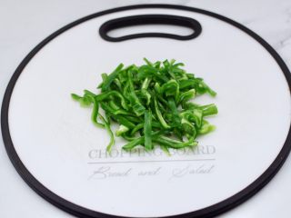 2、超过瘾好吃的酸辣银丝,青椒去籽后，洗净用刀切成细丝。