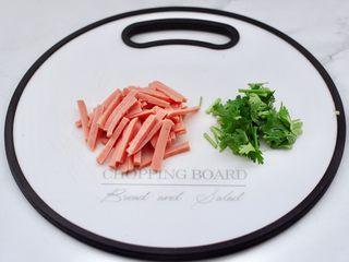 3、超过瘾好吃的酸辣银丝,火腿去外皮后切细丝，香菜切段。