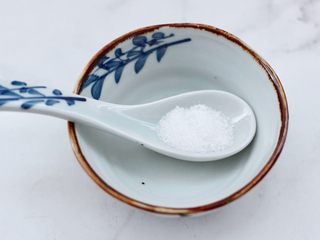 4、超过瘾好吃的酸辣银丝,现在先做调料汁，碗里先加入白糖。