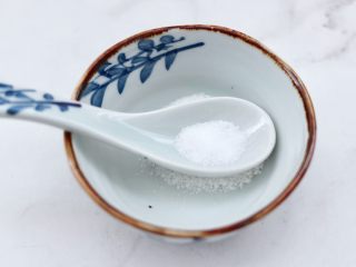 5、超过瘾好吃的酸辣银丝,加入适量的盐调味。