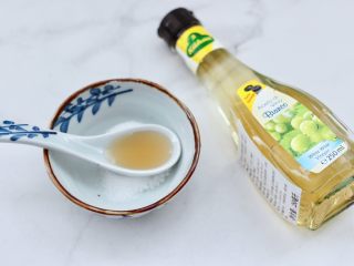 6、超过瘾好吃的酸辣银丝,加入冠利白葡萄酒醋。