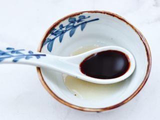 7、超过瘾好吃的酸辣银丝,加入生抽调色。