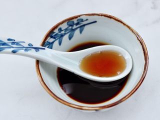 8、超过瘾好吃的酸辣银丝,加入芝麻油增加口感。