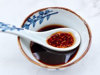 9、超过瘾好吃的酸辣银丝,最后加入辣椒油。