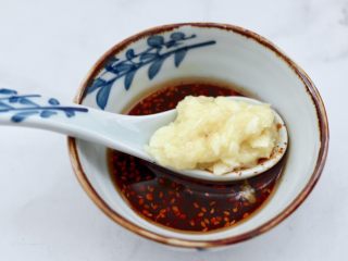 10、超过瘾好吃的酸辣银丝,大蒜去皮后捣成泥状，放入调料碗里。