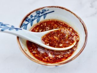 11、超过瘾好吃的酸辣银丝,所有调料混合搅拌均匀，调料汁就做好了。