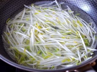 14、超过瘾好吃的酸辣银丝,最后把绿豆芽也焯熟捞出沥干水分。