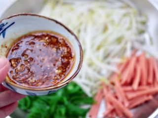 16、超过瘾好吃的酸辣银丝,上面浇上调制好的调料汁。