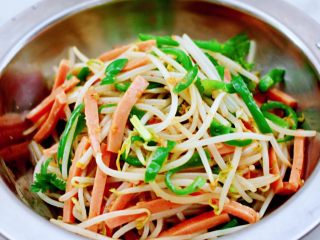 17、超过瘾好吃的酸辣银丝,把所有的食材混合搅拌均匀即可。