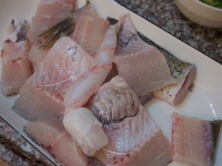 3、红烧草鱼,斩成小块（鱼头可以单独留出煮汤哦）