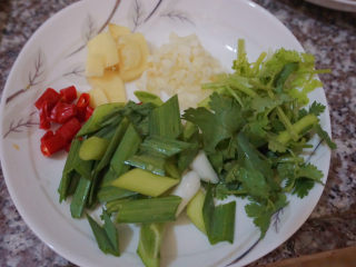 9、红烧草鱼,还有香菜、葱段