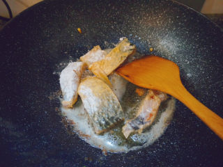 14、红烧草鱼,将鱼块倒入热油中煎