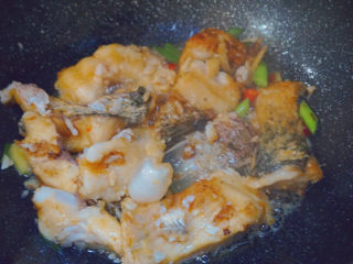 18、红烧草鱼,倒入煎过的鱼块翻炒