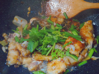 20、红烧草鱼,最后倒入香菜和葱花翻炒均匀