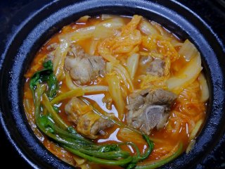 2、番茄火锅底料炖娃娃菜排骨煲,成品图