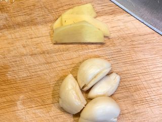 2、茶香排骨,蒜拍扁,姜切片