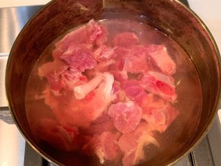 3、茶香排骨,排骨加料酒大火焯水,捞干备用