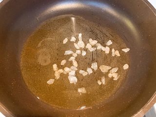 4、茶香排骨,锅里放入油(大概10ml)烧热,加入冰糖小火溶化炒糖色