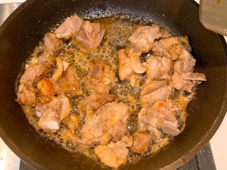 5、茶香排骨,加入排骨翻炒上色